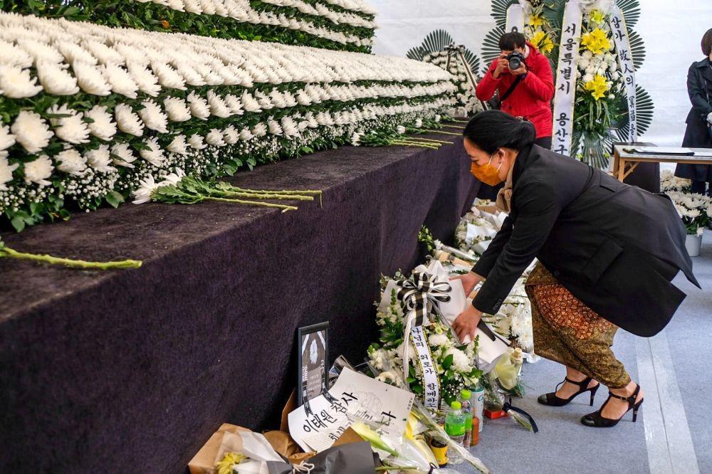 Sambangi Itaewon, Puan Maharani dan Megawati Tabur Bunga dan Berdoa