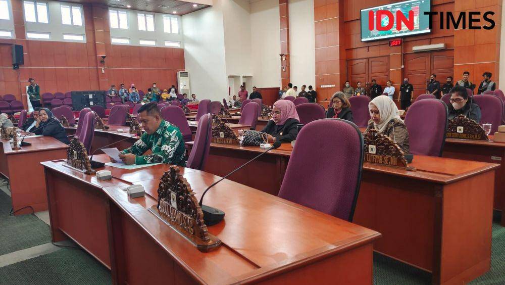 Komisi D saat  membacakan hasil audiensi dengan orang tua siswa SDN Pondok Cina 1 pada rapat Paripurna di DPRD Kota Depok. (IDNTimes/Dicky)
