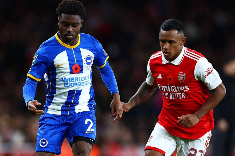 Duel antarpemain dalam laga Arsenal vs Brighton and Hove Albion di ajang Carabao Cup 2022/2023. (twitter.com/Arsenal)