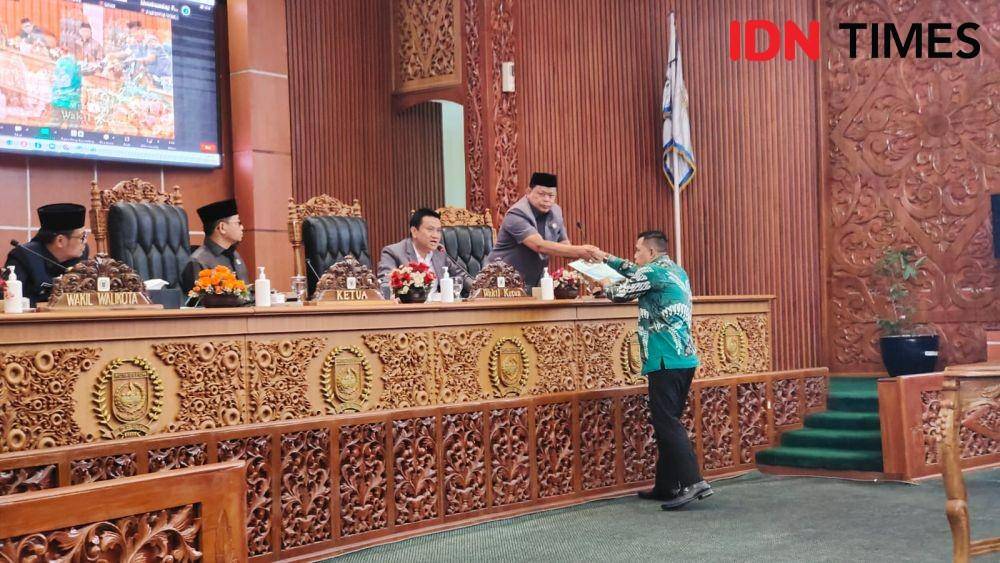 Komisi D memberikan hasil pertemuan dengan orang tua siswa SDN Pondok Cina 1 pada rapat Paripurna DPRD Kota Depok. (IDNTimes/Dicky)