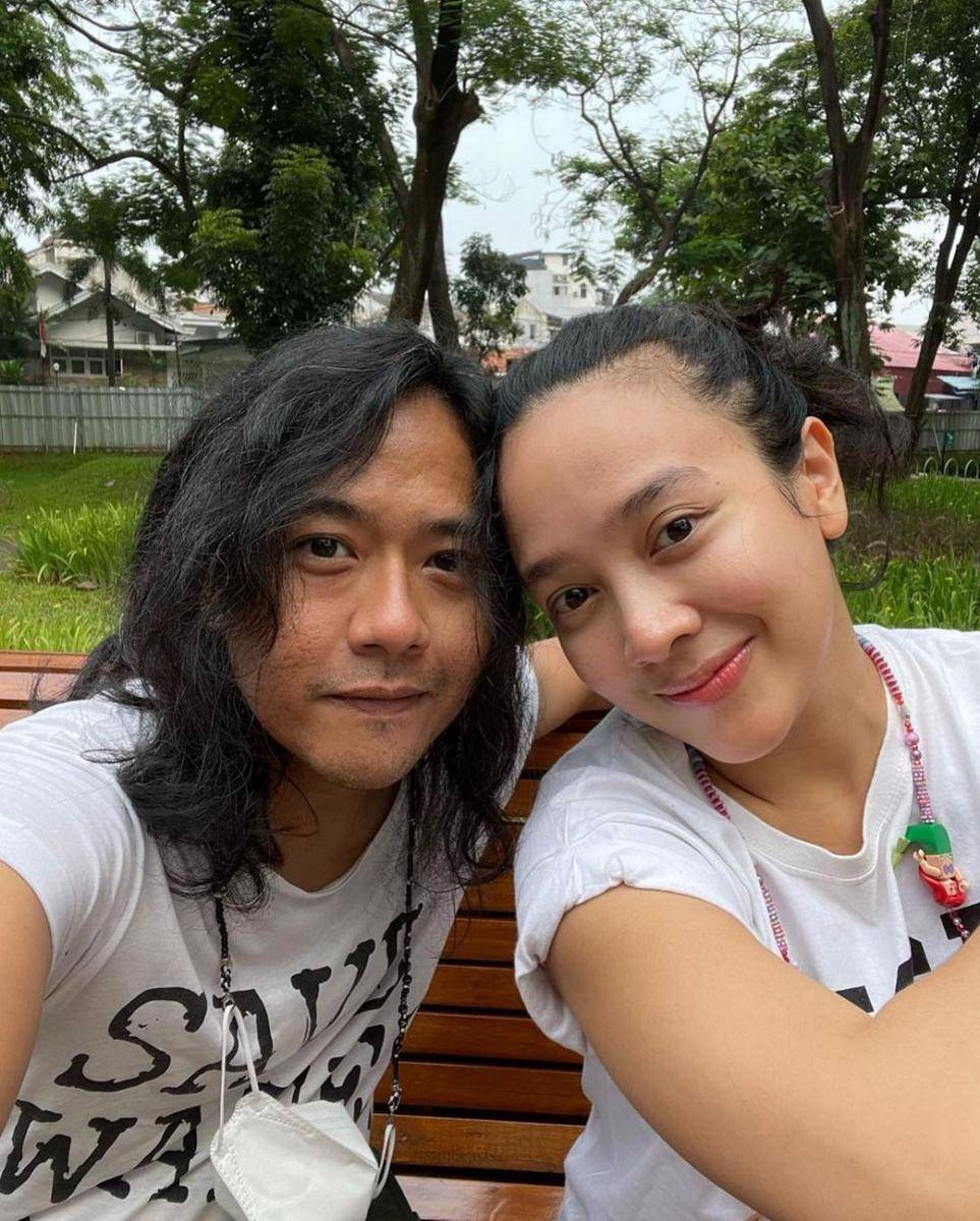 Dea Ananda dan suami (instagram.com/arielnidji)