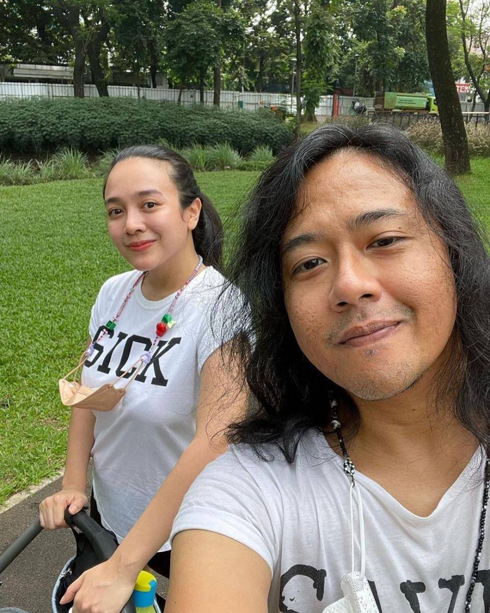 Dea Ananda dan suami (instagram.com/arielnidji)