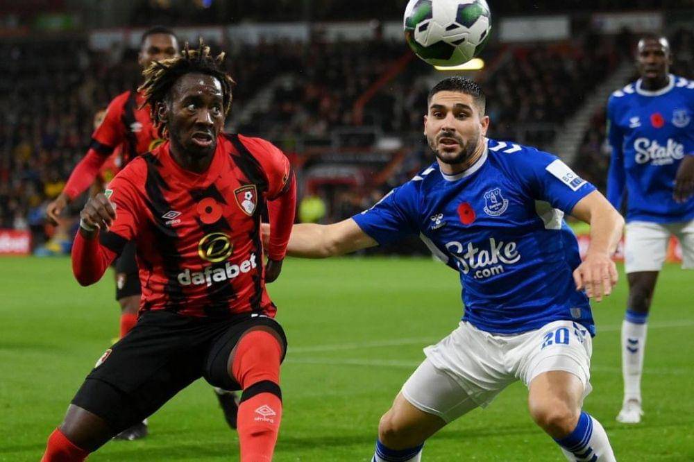 Duel antarpemain dalam laga Everton vs Bournemouth di ajang Carabao Cup Inggris 2022/2023. (instagram.com/everton)