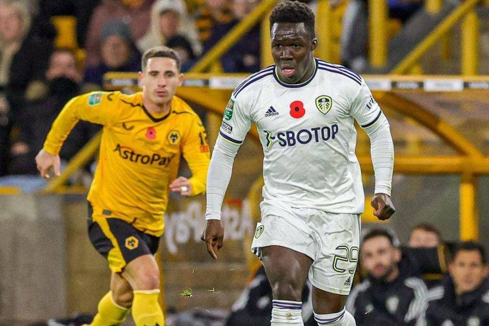 Duel antarpemain dalam laga Leeds United vs Wolverhampton Wanderers di Carabao Cup 2022/2023. (instagram.com/leedsunited)