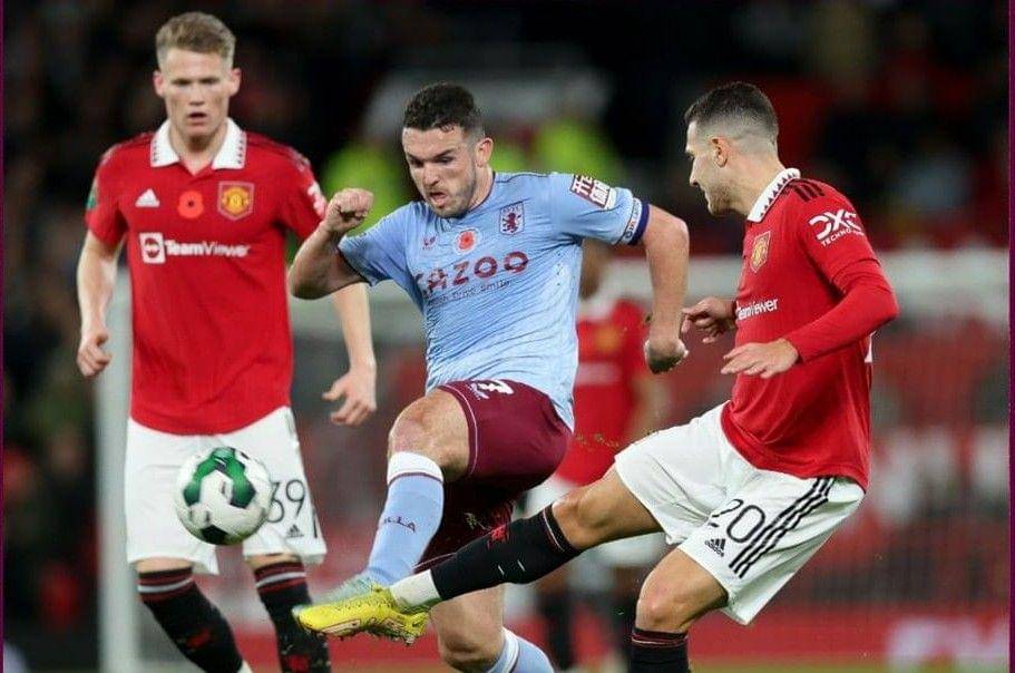 Duel antarpemain dalam laga Aston Villa vs Manchester United di Carabao Cup 2022/2023. (instagram.com/avfcofficial)