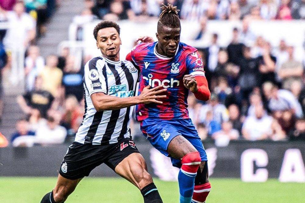 Duel antarpemain dalam laga Crystal Palace vs Newcastle United di Carabao Cup 2022/2023. (instagram.com/cpfc)