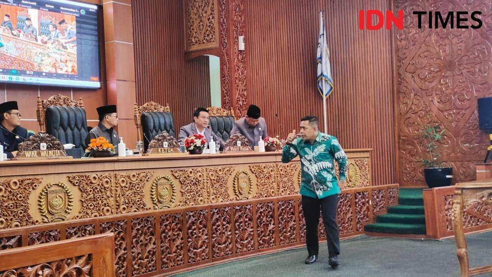 Anggota Komisi D usai menyerahkan hasil audiensi dengan orang tua siswa pada rapat Paripurna DPRD Kota Depok. (IDNTimes/Dicky)