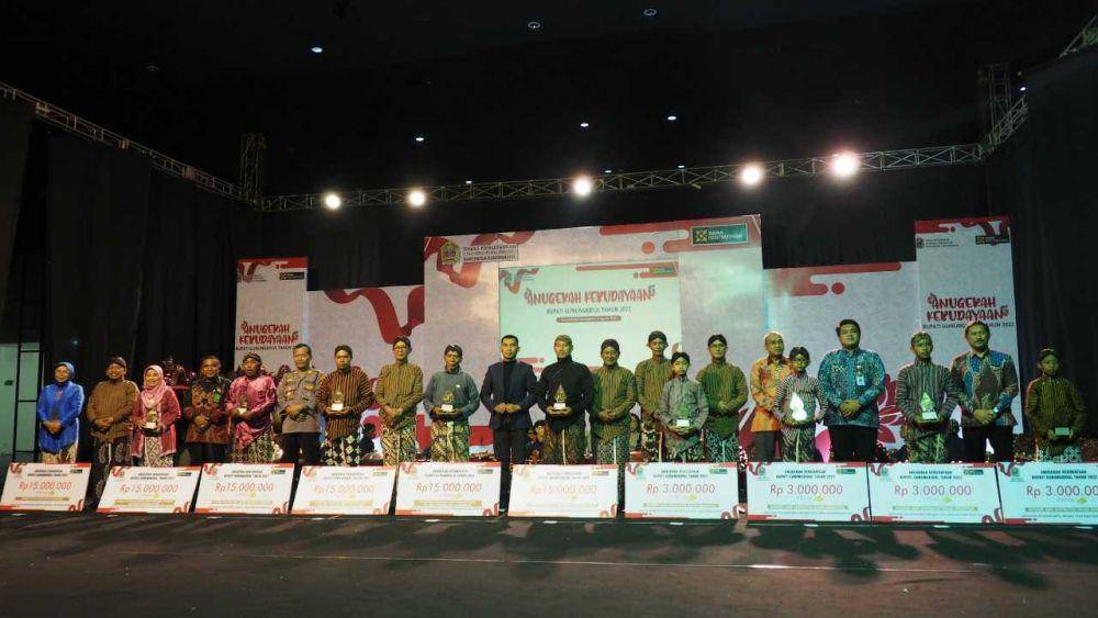 Para pelaku seni di Gunungkidul menerima penghargaan Anugerah Kebudayaan Bupati Gunungkidul 2022. (Dok. Istimewa)