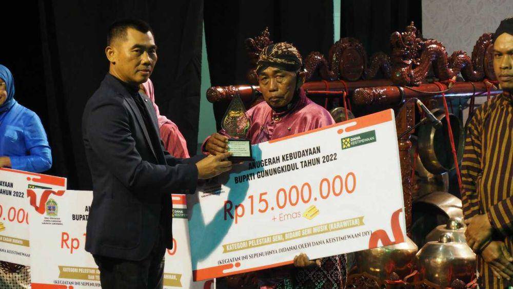 Bupati Gunungkidul, Sunaryanta (setelan hitam) memberikan penghargaan Anugerah Kebudayaan Bupati Gunungkidul 2022. (Dok. Istimewa)