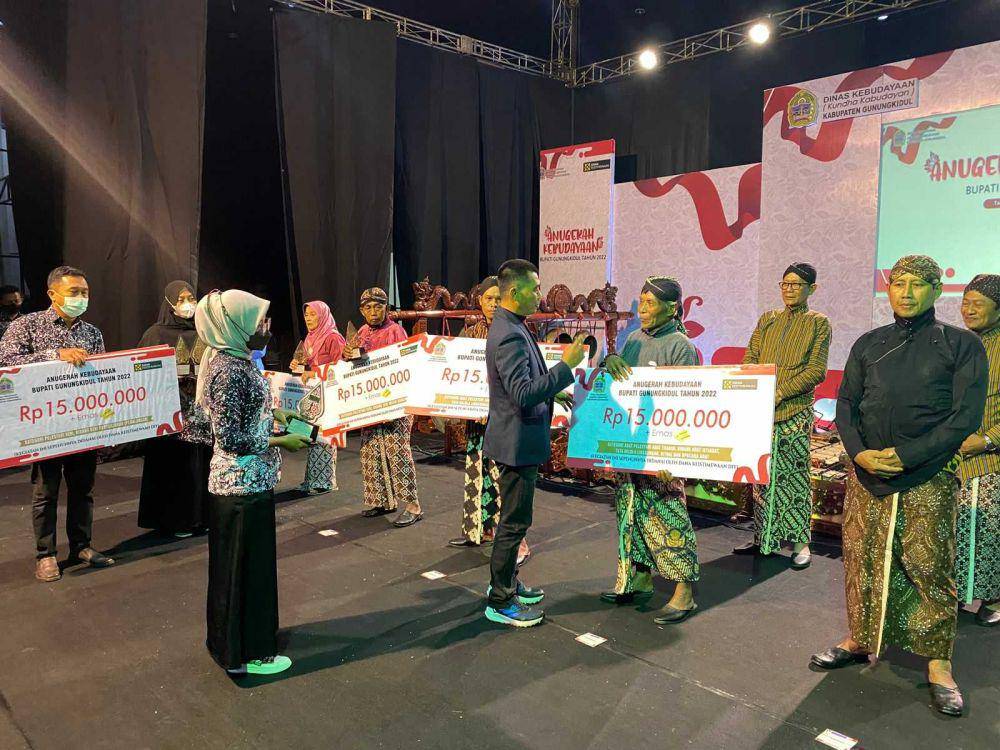 Para pelaku seni di Gunungkidul menerima penghargaan Anugerah Kebudayaan Bupati Gunungkidul 2022. (Dok. Istimewa)