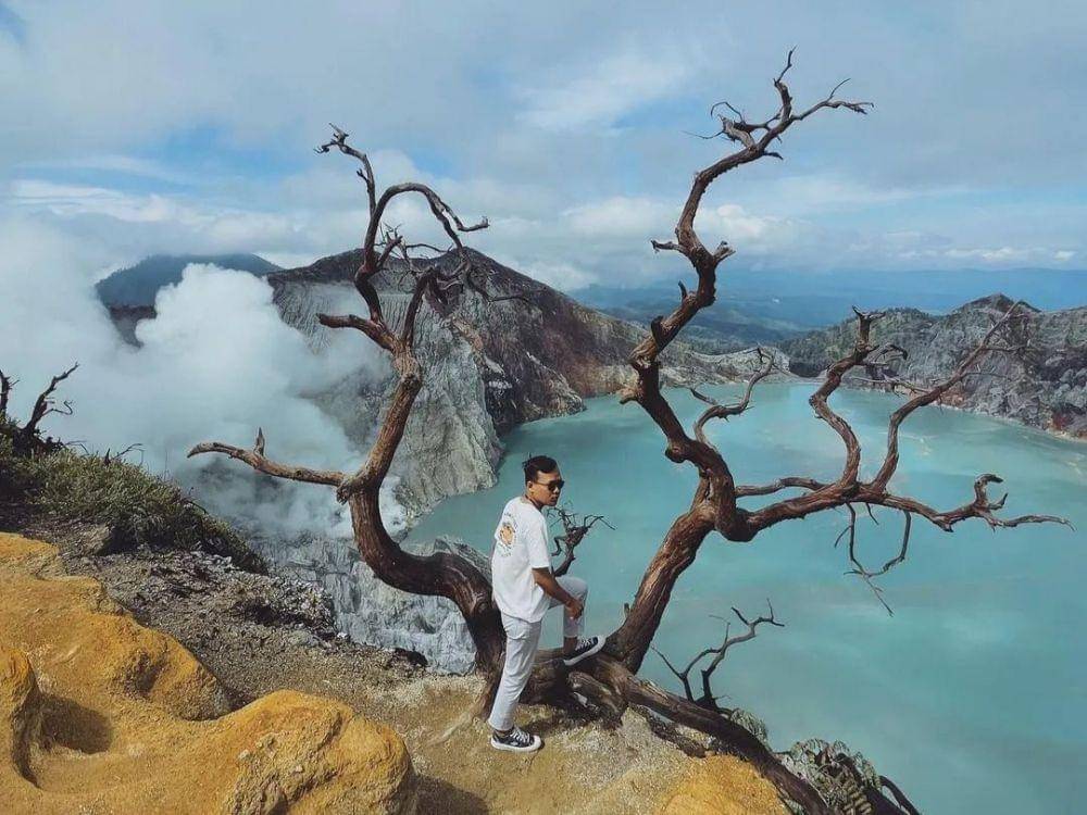 Salah satu spot foto keren di puncak Kawah Ijen. (Instagram/ kawahijenindonesia)