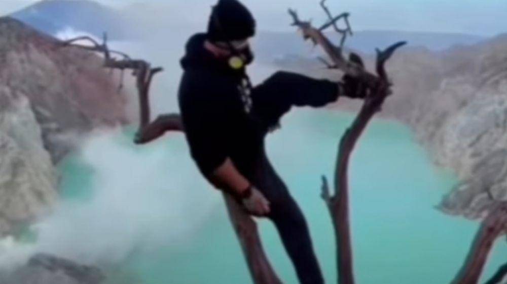 Aksi nekat wisatawan Kawah Ijen. (Instagram/ mr_saptohadi)