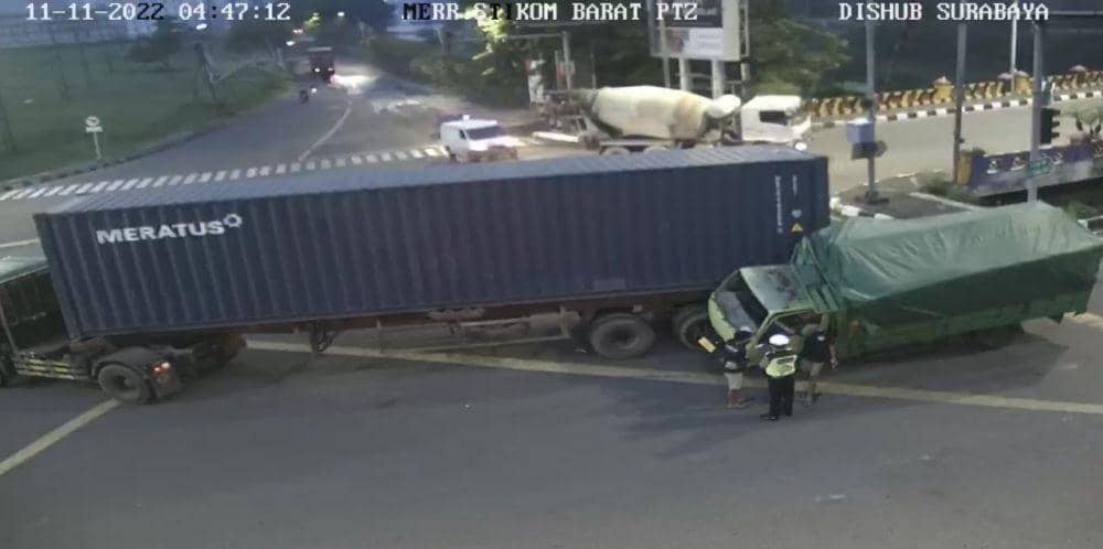 Truk pengangkut beras menabrak truk trailer, Jumat (11/11/2022). (Dok. Command Center Surabaya)