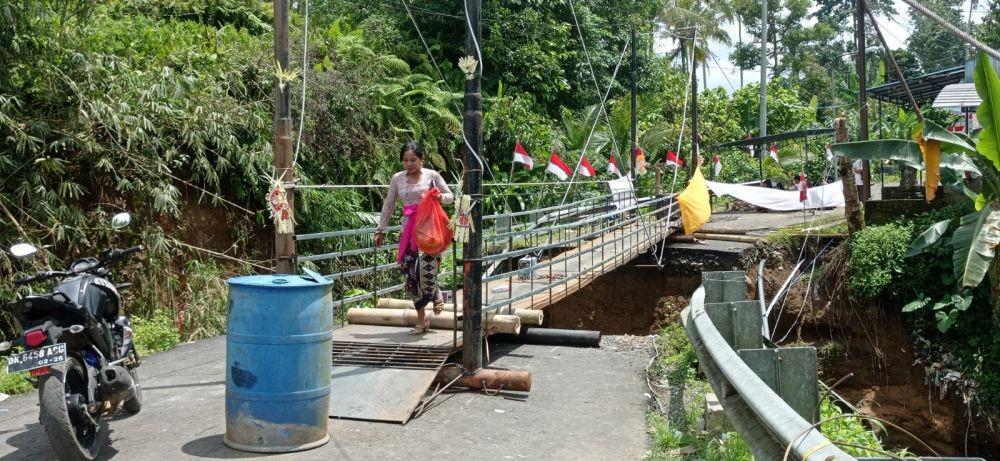 Lelah Tempuh Perjalanan Jauh, Warga Tabanan Bangun Jembatan Darurat