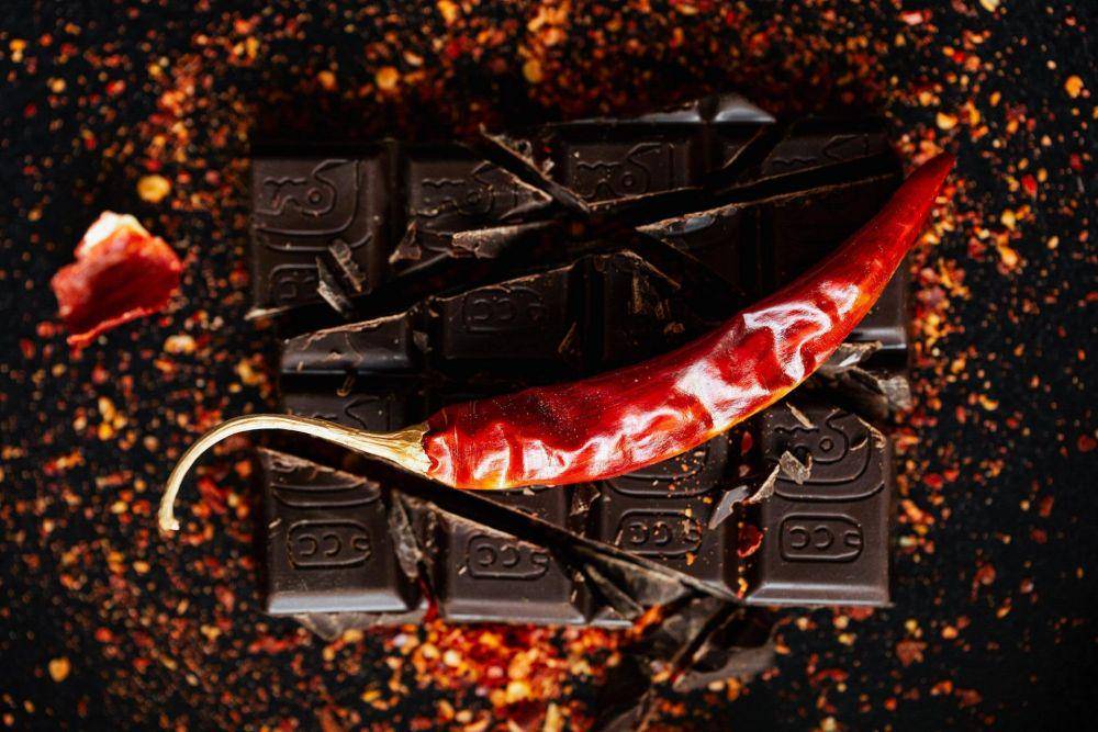 ilustrasi cokelat dan cabai (pexels.com/Karolina Grabowska)