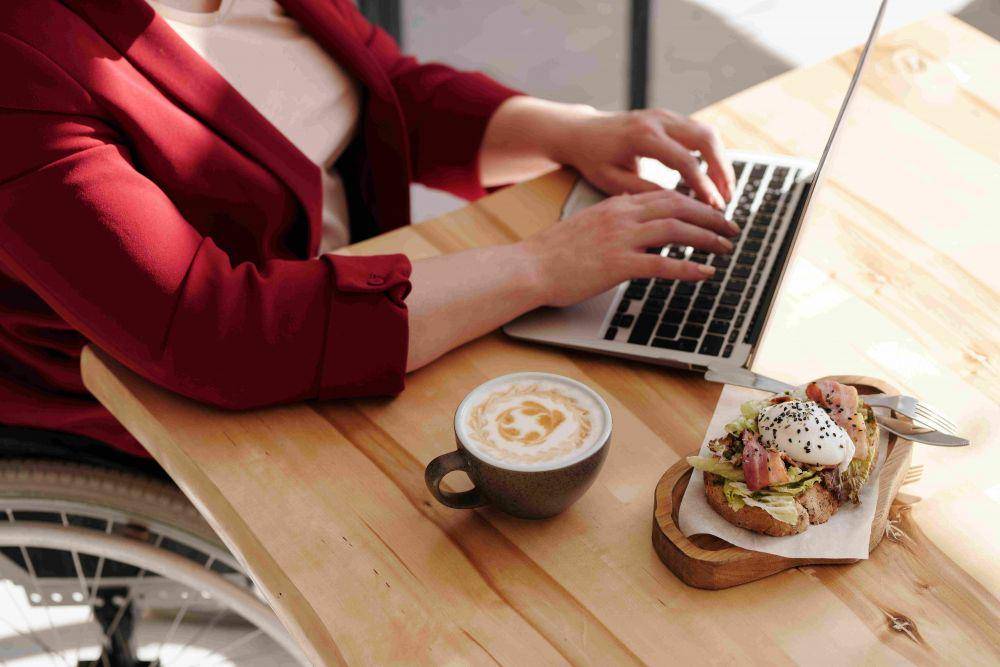 Work from cafe (pexels.com/Marcus Aurelius)