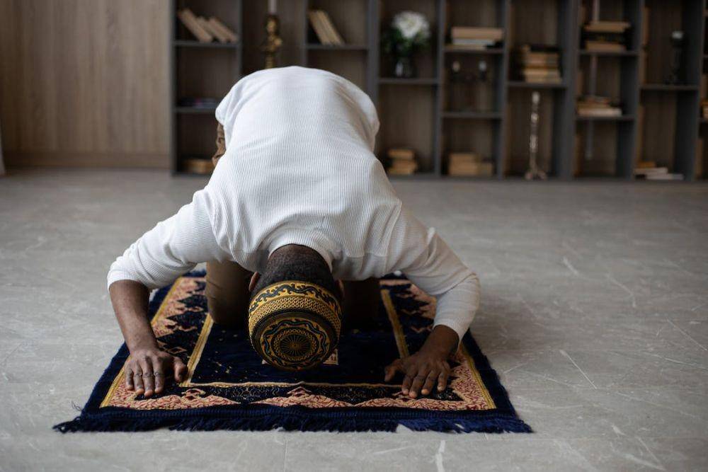 ilustrasi seseorang yang shalat (pexels.com/Monstera)