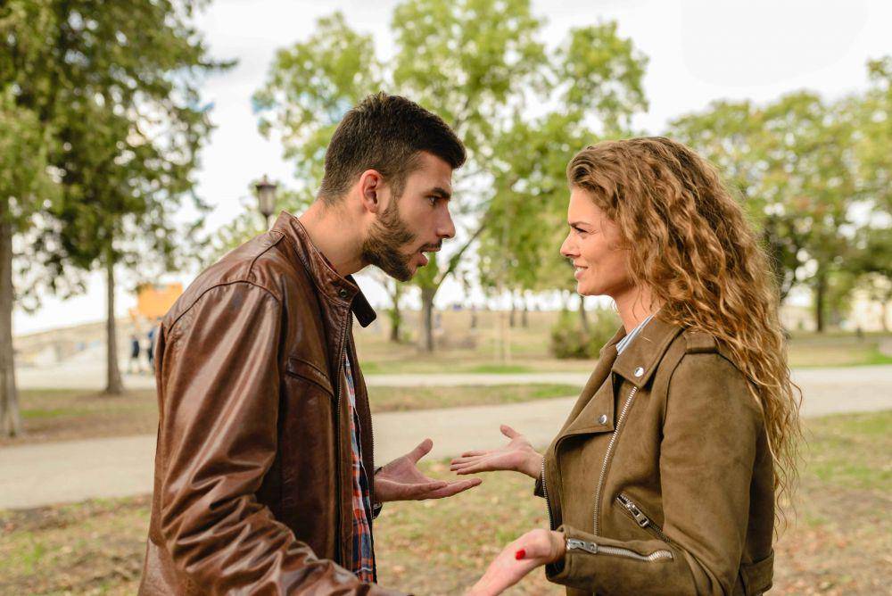 Couple fighting (pexels.com/Vera Arsic)