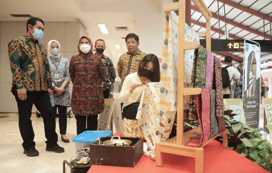 Bupati Serang Ratu Tatu mengunjungi pameran batik (serangkab.go.id)