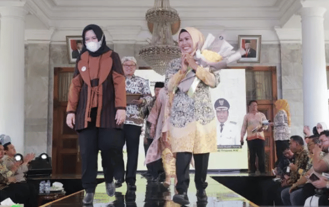 Bupati Ratu Tatu Chasanah saat launching 12 motif batik khas Kabupaten Serang di Pendopo Bupati Serang. (ANTARA/Kominfosatik)