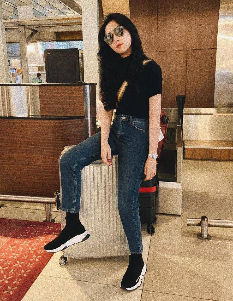 mix and match OOTD hitam ala Isyana Sarasvati (Instagram.com/isyanasarasvati)