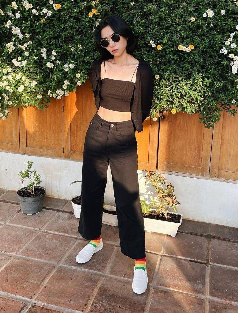 mix and match OOTD hitam ala Isyana Sarasvati (Instagram.com/isyanasarasvati)
