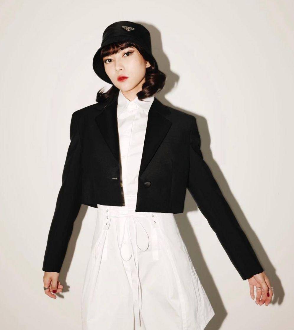 mix and match OOTD hitam ala Isyana Sarasvati (Instagram.com/isyanasarasvati)