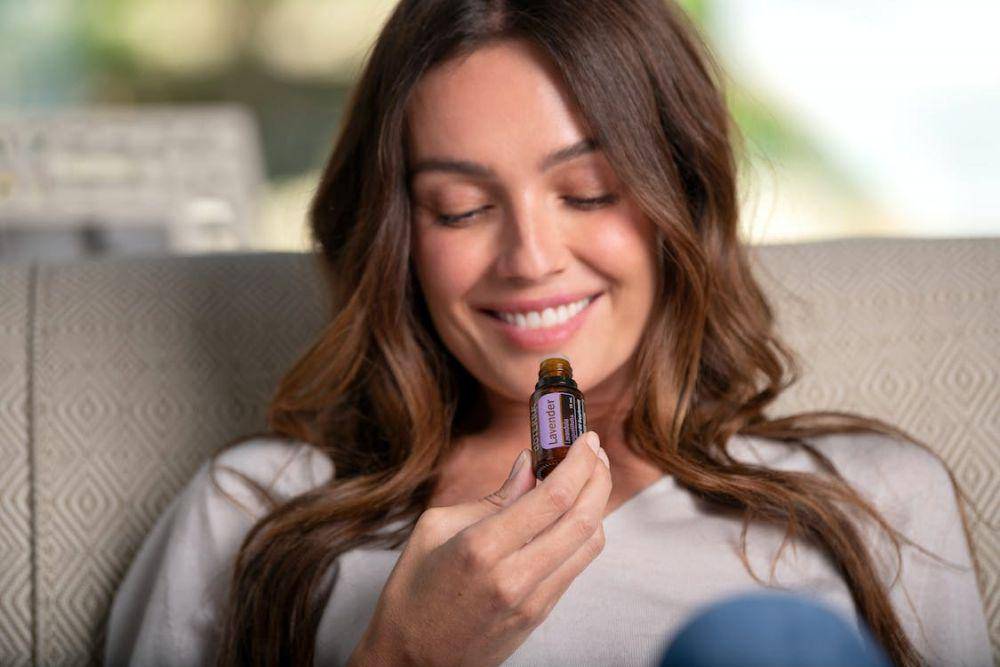 ilustrasi seorang wanita sedang menghirup minyak aromaterapi (pexels.com/doTERRA International, LLC)