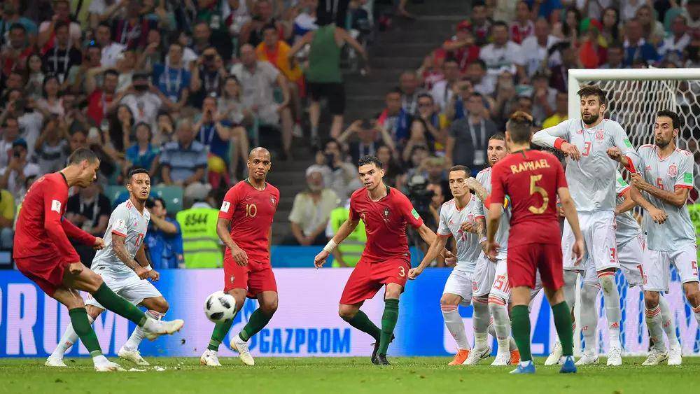 Cristiano Ronaldo mengeksekusi tendangan bebas ke gawang Spanyol di Piala Dunia 2018. (fifa.com)