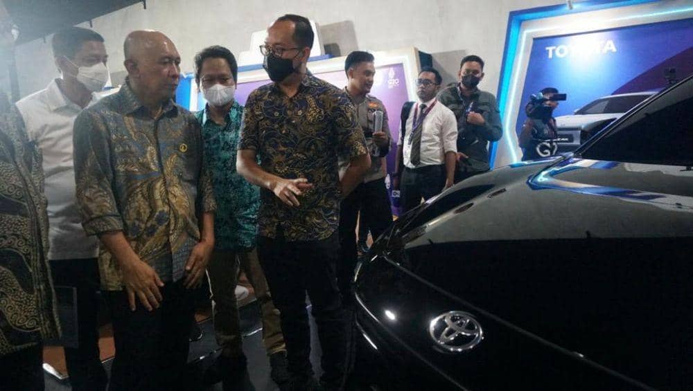Toyota bZ4X Meriahkan Pameran Kendaran Elektrifikasi di Nusa Dua Bali--- Menteri Koperasi dan UKM  Teten Masduki  (kedua kiri) dan Dirjen Hubdat Kemenhub Hendro Sugiatno (kiri) tengah mendengar penjelasan dari Toyota xEV Project  Leader  PT Toyota-Astra  Motor (TAM) Arie Hermawan (keempat kanan)  mengenai Toyota bZ4X  saat mengunjungi booth Toyota pada Pameran Bermotor Listrik Berbasis  Baterai yang pelaksanaanya bersamaan dengan kegiatan Future SMES Village di Kawasan Wisata Nusa Bali, Jumat (1
