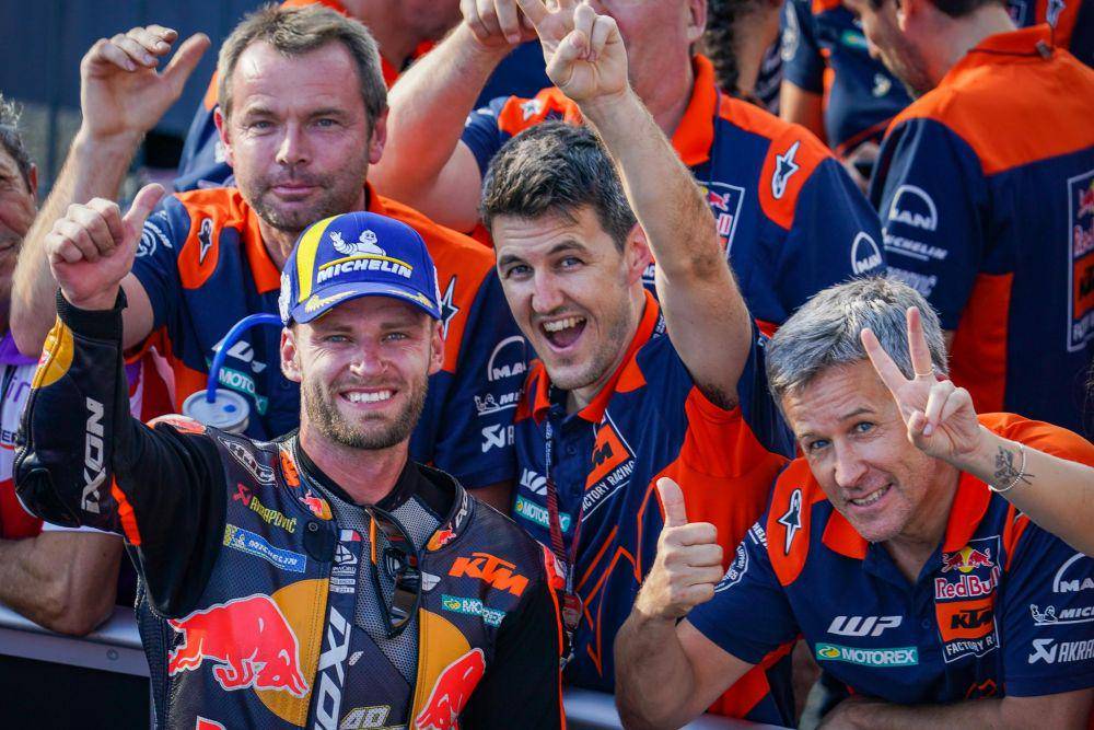 Brad Binder berfoto bersama kru Red Bull KTM Factory Racing selepas balapan GP Jepang 2022. (motogp.com)