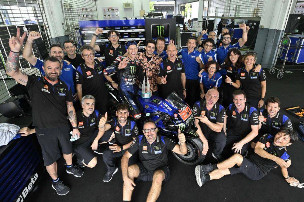 Fabio Quartararo berfoto bersama para kru Monster Energy Yamaha selepas GP Malaysia 2022. (motogp.com)