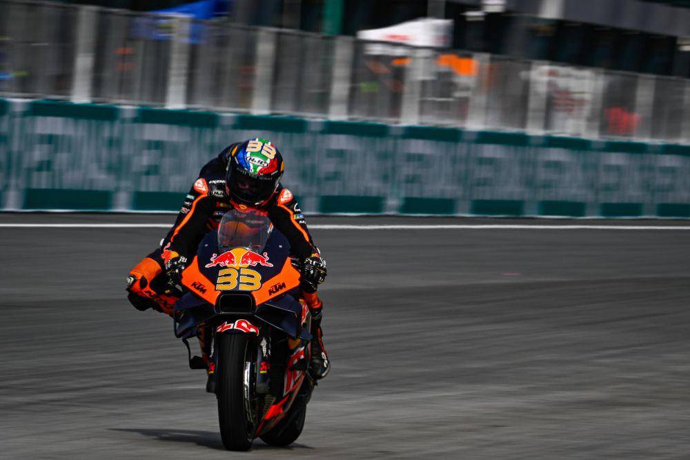 Brad Binder menunggang motor KTM saat pekan balap GP Malaysia 2022. (motogp.com)