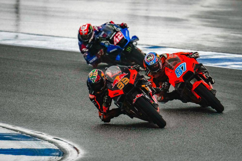 Brad Binder berada di depan Remy Gardner dan Alex Rins saat GP Thailand 2022. (motogp.com)