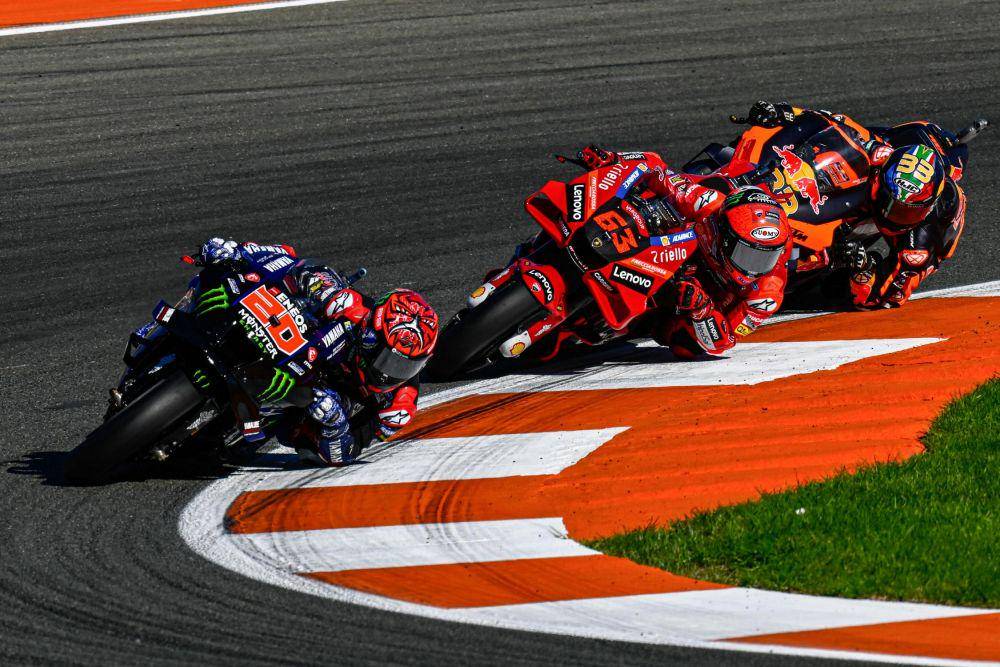 Fabio Quartararo berada di depan Francesco Bagnaia dan Brad Binder dalam balapan GP Valencia 2022. (motogp.com)
