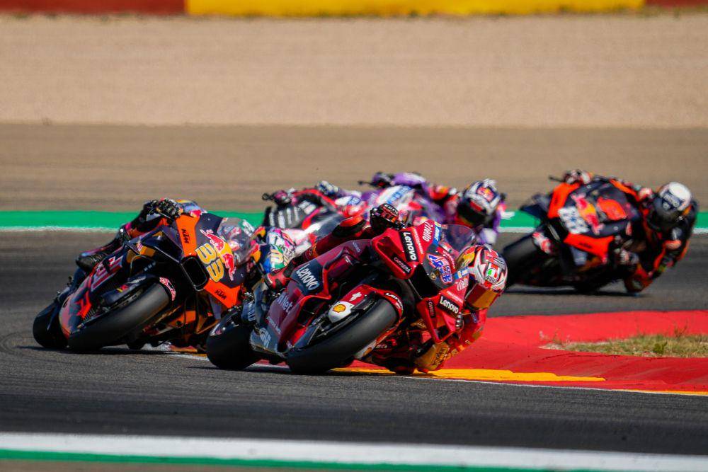 Jack Miller berada di depan Brad Binder saat balapan GP Aragon 2022. (motogp.com)