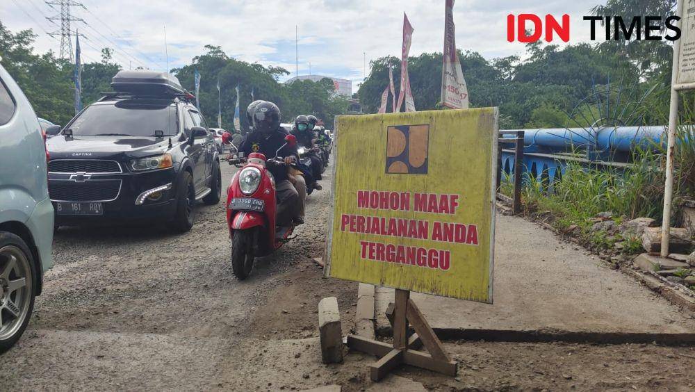 Jembatan GDC sedang dilakukan perbaikan DPUPR Kota Depok. (IDNTimes/Dicky)