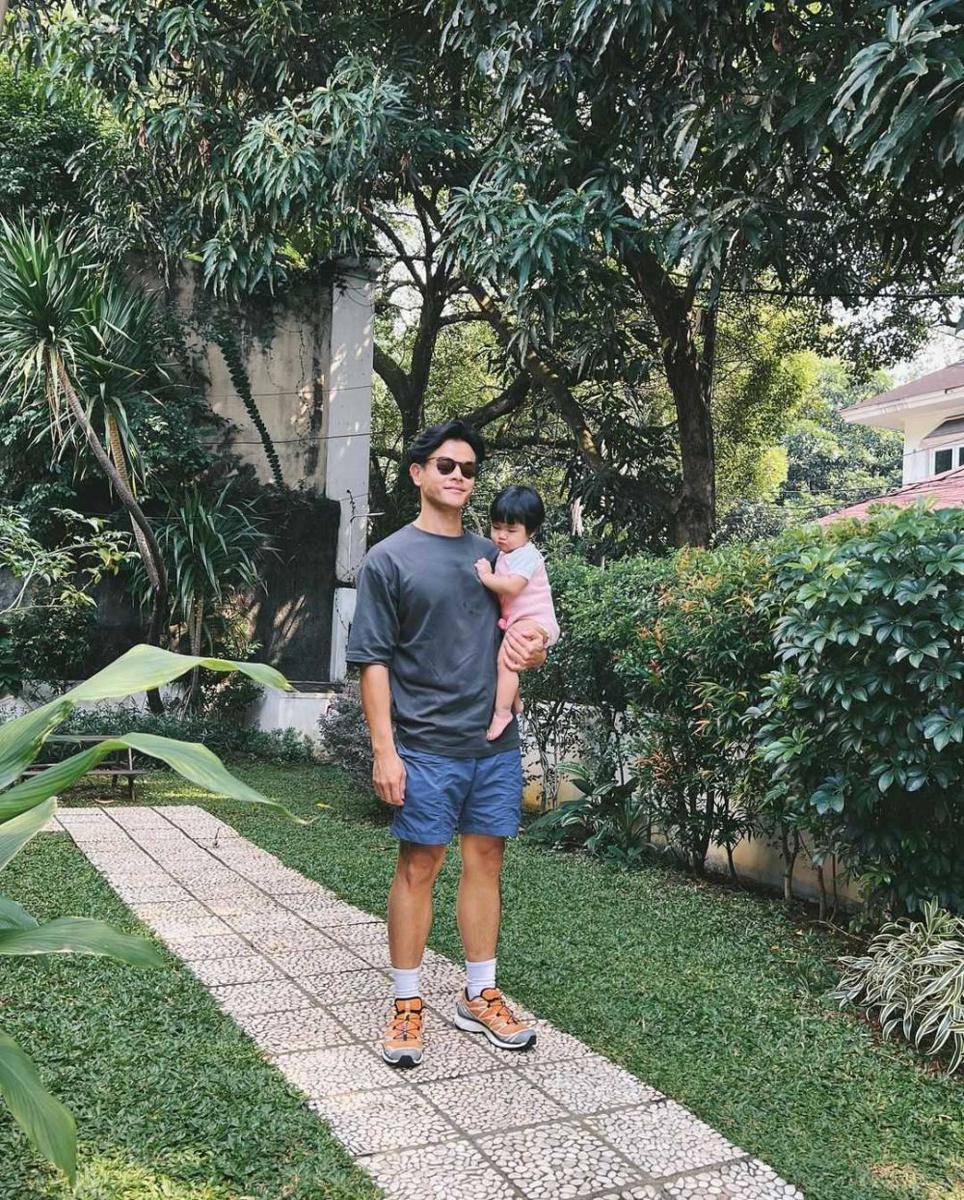 potret Dion Wiyoko dan anaknya (instagram.com/@dionwiyoko)