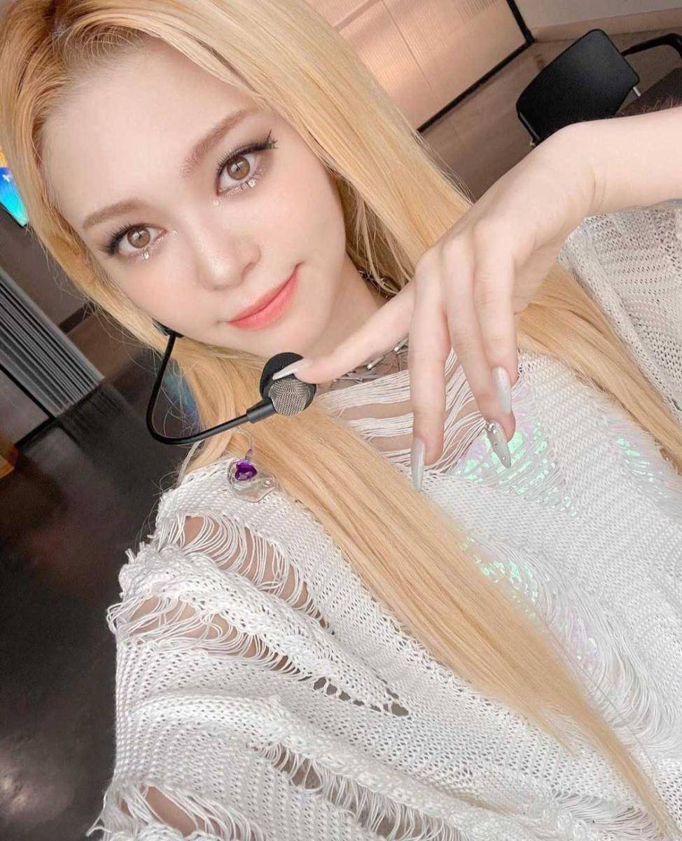 AleXa (instagram.com/alexa_zbofficial)