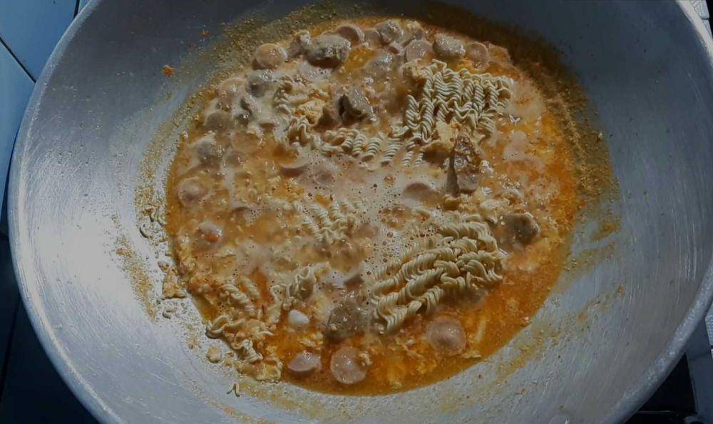 memasak seblak Indomie (YouTube.com/Asty Ayu Kitchen)