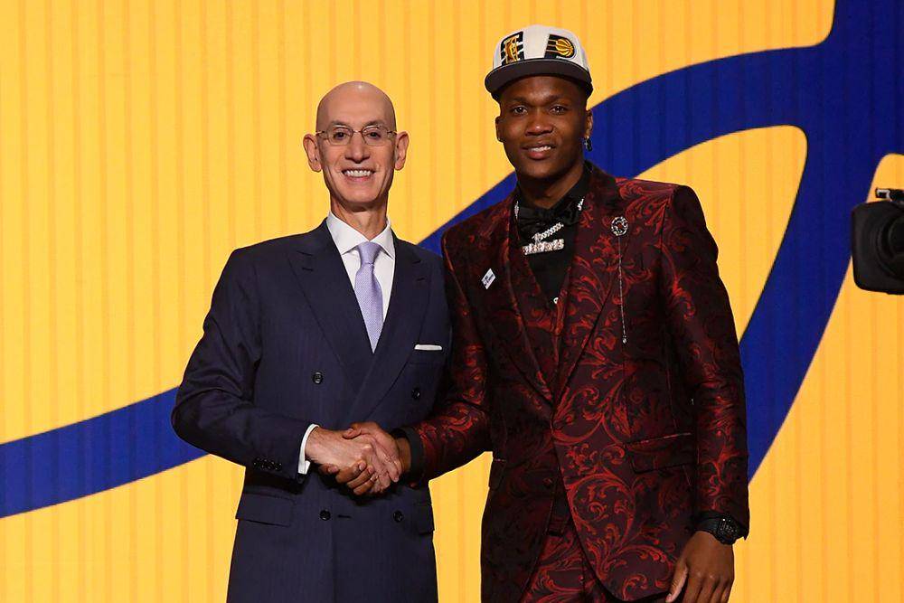 Adam Silver dan Bennedict Mathurin (nba.com/pacers)