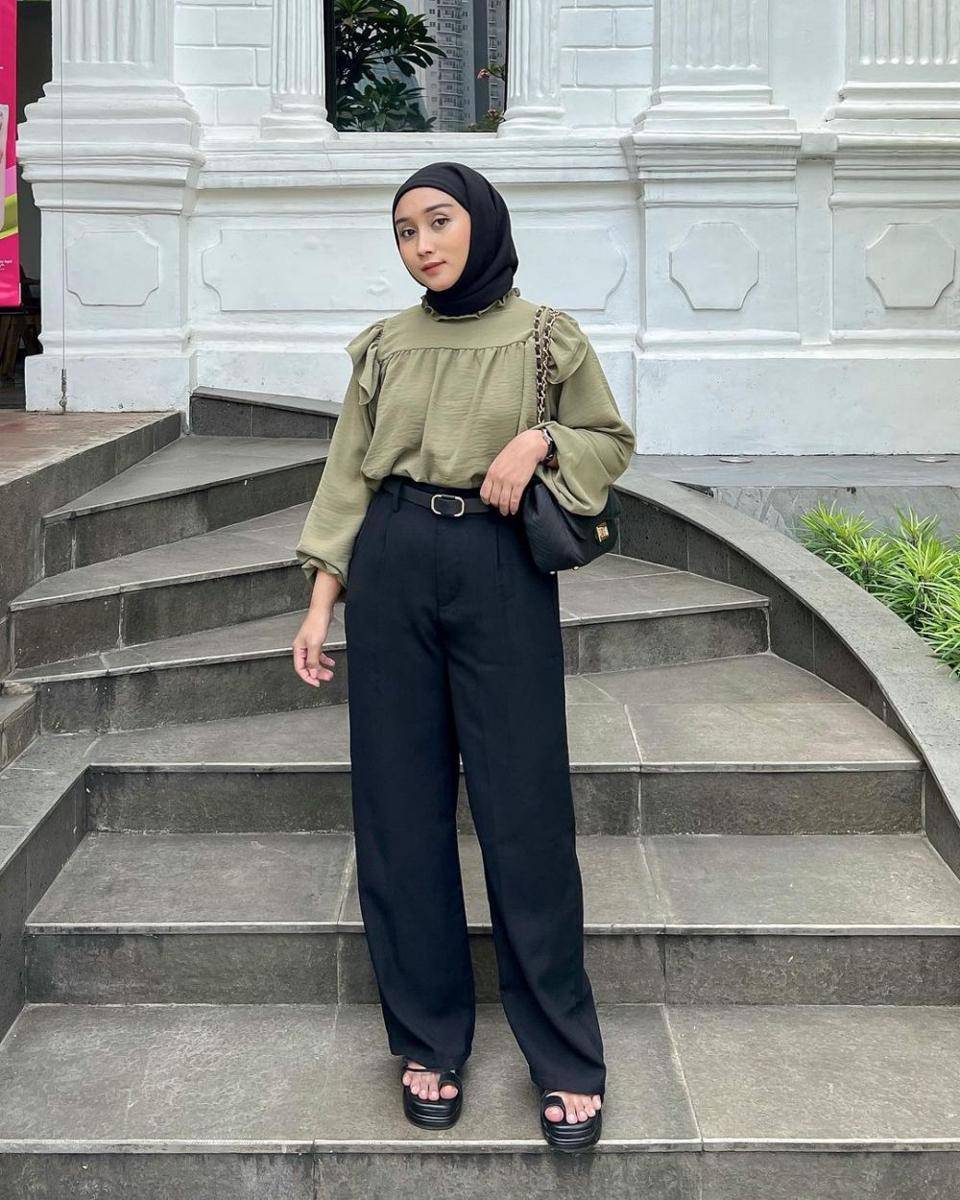 OOTD sage green untuk padu padan hijab ala cewek bumi (instagram.com/ajengldk)