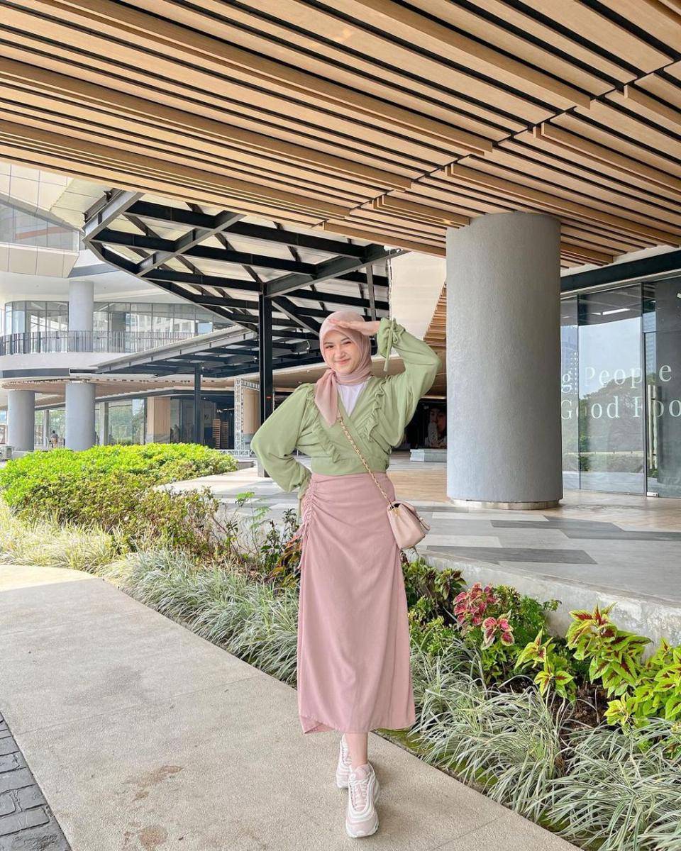 OOTD sage green untuk padu padan hijab ala cewek bumi (instagram.com/adellia.halim)