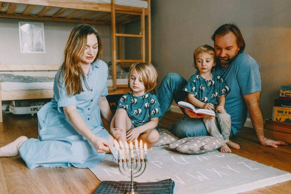 ilustrasi orang tua bersama anak-anaknya (pexels.com/Ksenia Chernaya)