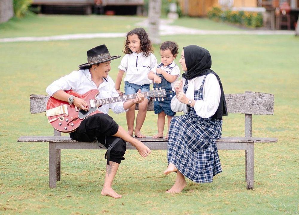 9 Potret Keluarga Cella Kotak, Rayakan Enam Tahun Berumah Tangga