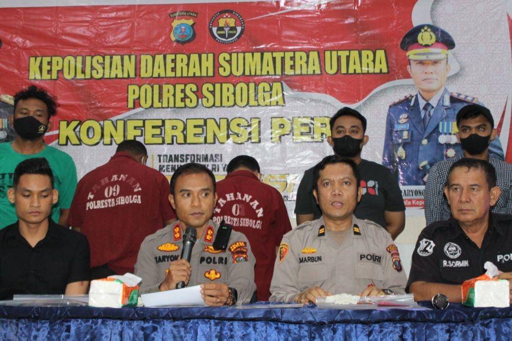 Dua tersangka kasus perdagangan ilegal sisik tenggiling dipaparkan di Mapolres Sibolga beberapa waktu lalu. (Dok: Polres Sibolga)