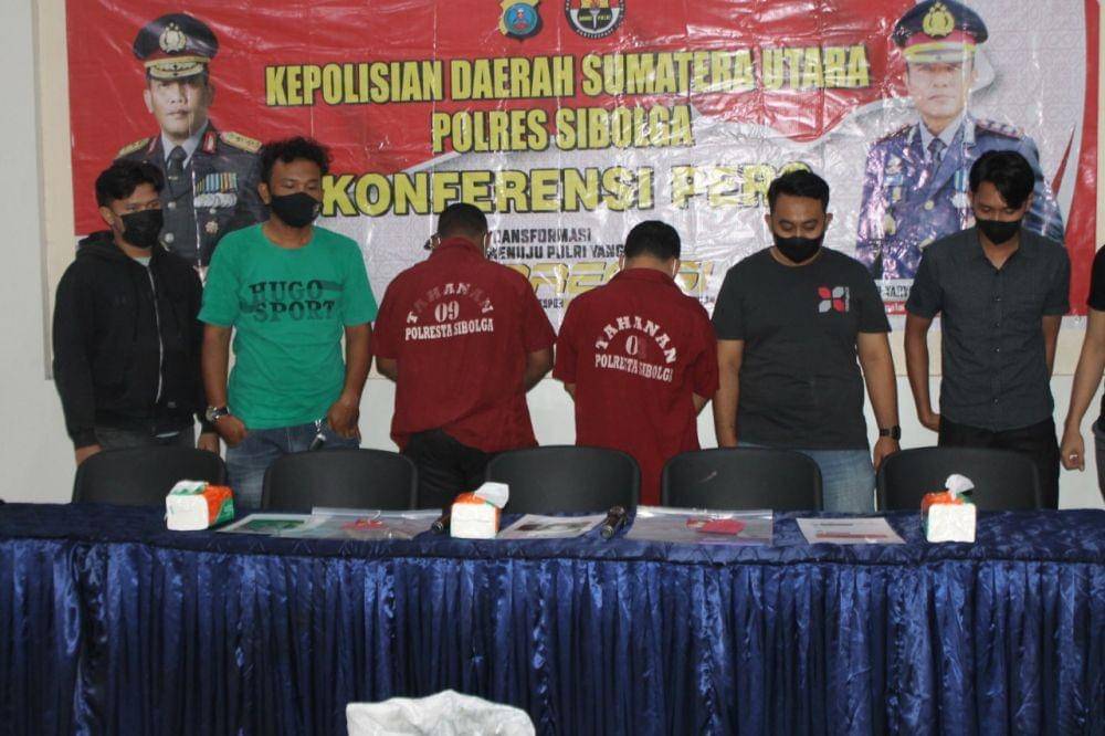 Dua tersangka kasus perdagangan ilegal sisik tenggiling dipaparkan di Mapolres Sibolga beberapa waktu lalu. (Dok: Polres Sibolga)