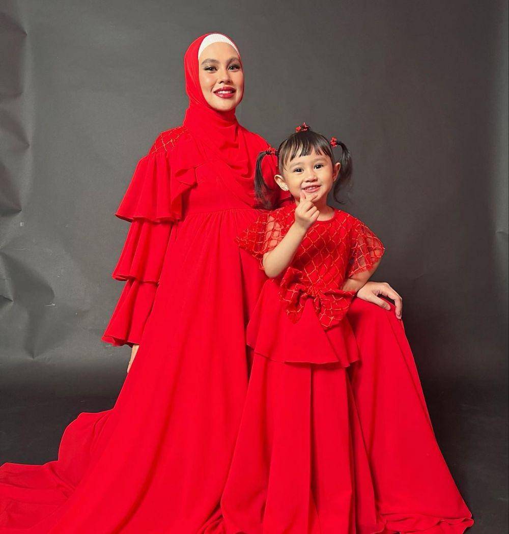 Kartika Putri dan buah hati (Mario Photographie via instagram.com/kartikaputriworld)