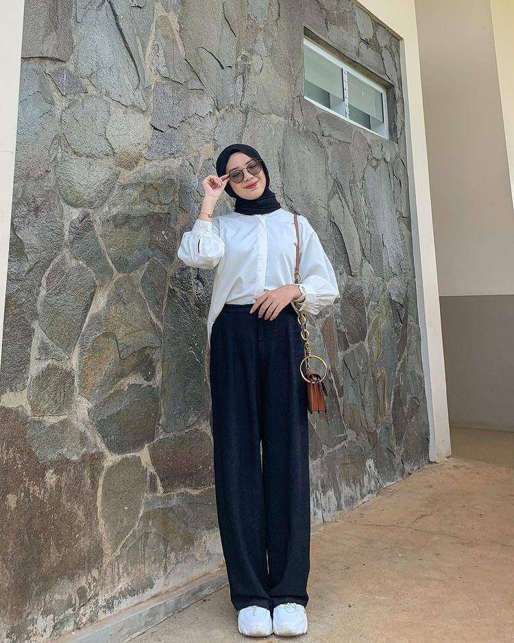 potret Ayu Kartika yang memakai atasan putih (instagram.com/ayu.kartikaa)