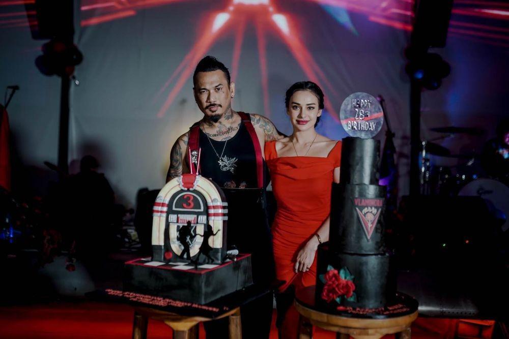 10 Potret Anniversary ke-3 Jerinx dan Nora, Sekalian Rayain Ultah